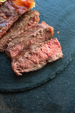 sığır bifteği pirzolası bbq ızgara et az pişmiş veya orta lezzetlidir. Arka plan metni için fotokopi alanı.