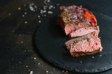 sığır bifteği pirzolası bbq ızgara et az pişmiş veya orta lezzetlidir. Arka plan metni için fotokopi alanı.