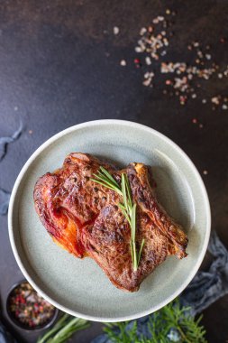 sığır bifteği pirzolası bbq ızgara et az pişmiş veya orta lezzetlidir. Arka plan metni için fotokopi alanı.