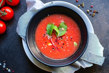 Domates çorbası havuçları ya da biberli sebzeli gazpacho porsiyonu tabağın üzerinde üst boy fotokopi alanı metin keto ya da paleo diyeti arka planı kırsal