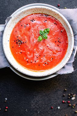 Domates çorbası havuçları ya da biberli sebzeli gazpacho porsiyonu tabağın üzerinde üst boy fotokopi alanı metin keto ya da paleo diyeti arka planı kırsal