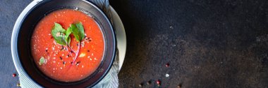 Domates çorbası havuçları ya da biberli sebzeli gazpacho porsiyonu tabağın üzerinde üst boy fotokopi alanı metin keto ya da paleo diyeti arka planı kırsal