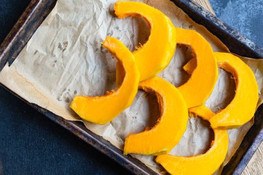 balkabağı çiğ hazırlama parçaları yemek için hazır. Yemek pişirmek ya da yemek yapmak için. Lezzetli.