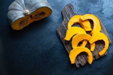 balkabağı çiğ hazırlama parçaları yemek için hazır. Yemek pişirmek ya da yemek yapmak için. Lezzetli.