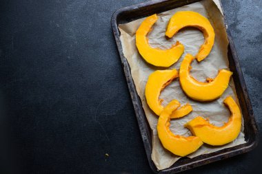 balkabağı çiğ hazırlama parçaları yemek için hazır. Yemek pişirmek ya da yemek yapmak için. Lezzetli.