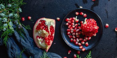 Nar kırmızısı meyveli tatlı Noel tatlısı. Yeni yıl tatlısı. Lezzetli.