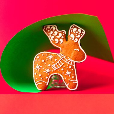 Zencefilli çörekler Noel çörekleri, yeni yıl kurabiyeleri, yemek için sofrada atıştırmalık yemekler, lezzetli porsiyon porsiyonlar, fotokopi odası, metin yiyecekleri arka planı, kırsal alan.