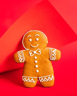 Zencefilli çörekler Noel çörekleri, yeni yıl kurabiyeleri, yemek için sofrada atıştırmalık yemekler, lezzetli porsiyon porsiyonlar, fotokopi odası, metin yiyecekleri arka planı, kırsal alan.