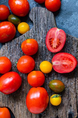 Salata için domates taze olgun sebzeler, masada hasat yemeği lezzetli porsiyon porsiyon üst görünüm fotokopi alanı metin yiyecek arka planı kırsal keto veya paleo diyeti için.