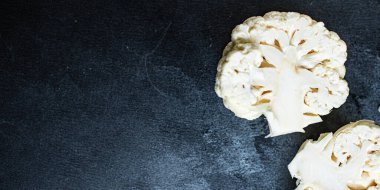 Marul pişirmek için karnabahar taze olgun sebzeler, masada hasat yemeği lezzetli porsiyon porsiyon üst boy fotokopi alanı metin gıdası arka plan kırsal keto veya paleo diyeti için