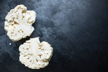 Marul pişirmek için karnabahar taze olgun sebzeler, masada hasat yemeği lezzetli porsiyon porsiyon üst boy fotokopi alanı metin gıdası arka plan kırsal keto veya paleo diyeti için