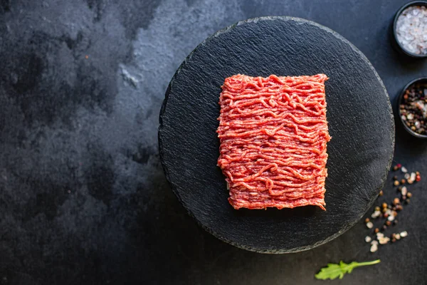 Macinato Fresco Tritacarne Ingrediente Pasto Sulla Tavola Gustoso Porzione Porzione — Foto Stock