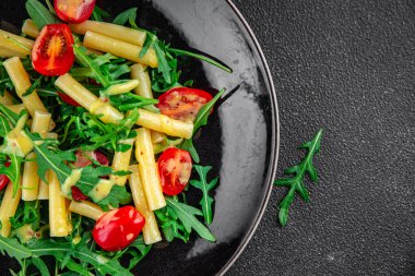 makarna salatası domates, roka, haşlanmış makarna... taze yemek lezzetli... iştah açıcı yemek aperatifleri masada fotokopi uzayı arka plan kırsal görüş alanında.