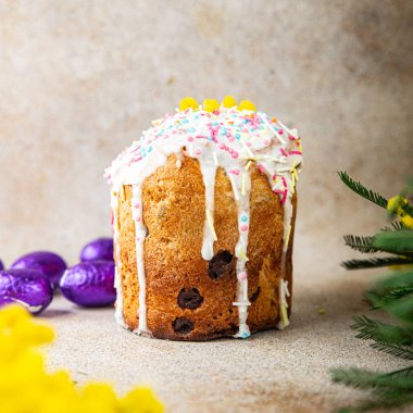 Paskalya pastası, çiçek pişirme, mimoza bayramı, tatlı pişmiş yiyecekler, lezzetli Paskalya yumurtaları, ortodoks bayramı, taze yemek atıştırmalıkları, masa üzerinde fotokopi, uzay yiyecekleri arka plan kırsal manzarası.