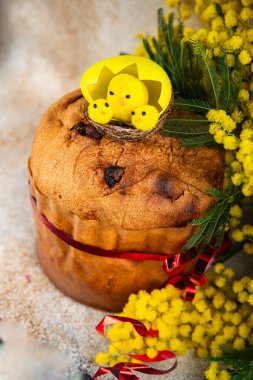 Paskalya pastası, çiçek pişirme, mimoza bayramı, tatlı pişmiş yiyecekler, lezzetli Paskalya yumurtaları, ortodoks bayramı, taze yemek atıştırmalıkları, masa üzerinde fotokopi, uzay yiyecekleri arka plan kırsal manzarası.
