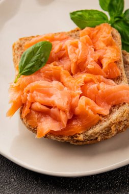 Sandviç somonu füme balık açık sandviç lezzetli taze porsiyon doğal ürün lezzetli çerez lezzetli lezzetli gurme yemek arka planı masa rustik üst görünüm fotokopi alanı diyeti