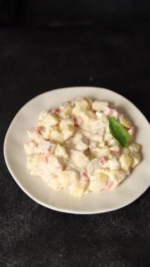 Patates salatası, patates, domates, havuç, mayonez lezzetli atıştırmalık taze gurme yemek arkaplanı masanın kırsal kesiminde fotokopi alanı.