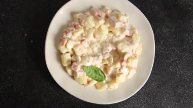 Patates salatası, patates, domates, havuç, mayonez lezzetli atıştırmalık taze gurme yemek arkaplanı masanın kırsal kesiminde fotokopi alanı.