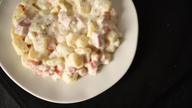 Patates salatası, patates, domates, havuç, mayonez lezzetli atıştırmalık taze gurme yemek arkaplanı masanın kırsal kesiminde fotokopi alanı.