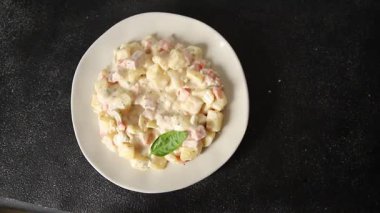 Patates salatası, patates, domates, havuç, mayonez lezzetli atıştırmalık taze gurme yemek arkaplanı masanın kırsal kesiminde fotokopi alanı.