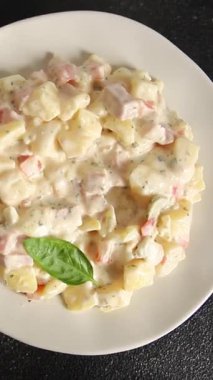 Patates salatası, patates, domates, havuç, mayonez lezzetli atıştırmalık taze gurme yemek arkaplanı masanın kırsal kesiminde fotokopi alanı.