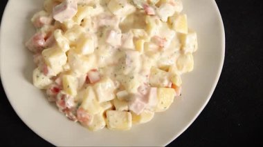 Patates salatası, patates, domates, havuç, mayonez lezzetli atıştırmalık taze gurme yemek arkaplanı masanın kırsal kesiminde fotokopi alanı.