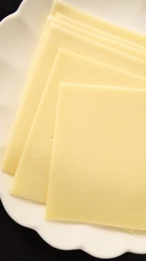 Gouda peyniri sert peyniri dilimliyor. Doğal ürünler. Lezzetli çerezler.