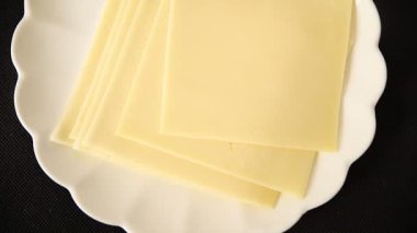 Gouda peyniri sert peyniri dilimliyor. Doğal ürünler. Lezzetli çerezler.