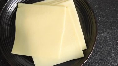 Gouda peyniri sert peyniri dilimliyor. Doğal ürünler. Lezzetli çerezler.