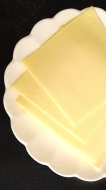 Gouda peyniri sert peyniri dilimliyor. Doğal ürünler. Lezzetli çerezler.