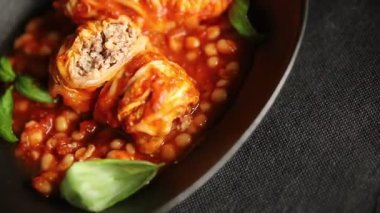 Doldurulmuş lahana sosu, fasulye eti, lahana, taze lezzetli gurme yemek arkaplanı kırsal yiyecekler, fotokopi alanı.