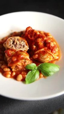 Doldurulmuş lahana sosu, fasulye eti, lahana, taze lezzetli gurme yemek arkaplanı kırsal yiyecekler, fotokopi alanı.