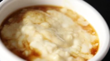 Pirinç pudingi karamel şurubu tatlı tatlı tatlı aperatif lezzetli gurme yemek arkaplanı masa rustik gıda üst görünüm fotokopi alanı