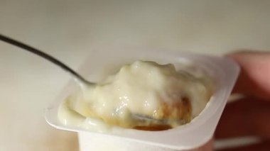 Pirinç pudingi karamel şurubu tatlı tatlı tatlı aperatif lezzetli gurme yemek arkaplanı masa rustik gıda üst görünüm fotokopi alanı