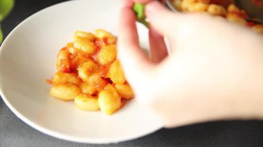 Gnocchi domates sosu taze lezzetli gurme yemek arkaplanı masadaki rustik yiyecekler üst görünüm fotokopi alanı