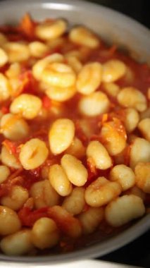 Gnocchi domates sosu taze lezzetli gurme yemek arkaplanı masadaki rustik yiyecekler üst görünüm fotokopi alanı