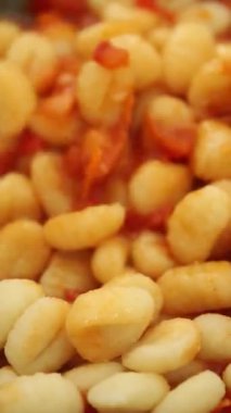 Gnocchi domates sosu taze lezzetli gurme yemek arkaplanı masadaki rustik yiyecekler üst görünüm fotokopi alanı