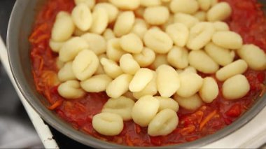 Gnocchi domates sosu taze lezzetli gurme yemek arkaplanı masadaki rustik yiyecekler üst görünüm fotokopi alanı