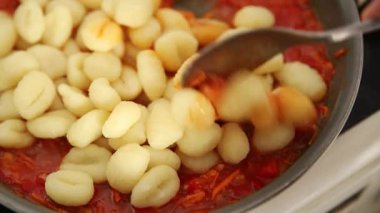 Gnocchi domates sosu taze lezzetli gurme yemek arkaplanı masadaki rustik yiyecekler üst görünüm fotokopi alanı