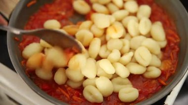 Gnocchi domates sosu taze lezzetli gurme yemek arkaplanı masadaki rustik yiyecekler üst görünüm fotokopi alanı