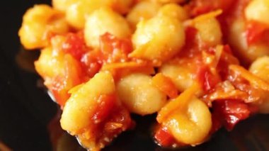 Gnocchi domates sosu taze lezzetli gurme yemek arkaplanı masadaki rustik yiyecekler üst görünüm fotokopi alanı