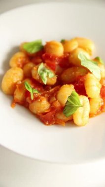 Gnocchi domates sosu taze lezzetli gurme yemek arkaplanı masadaki rustik yiyecekler üst görünüm fotokopi alanı