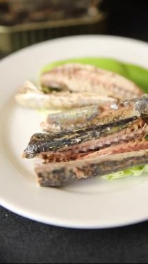 Sardalya konservesi balık, deniz mahsulü taze pezetarya diyeti, masanın üstünde yemek, kırsal yemek, fotokopi alanı, keto ve paleo diyeti.