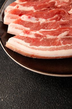 Domuz pastırması dilimlenmiş et dilimleri domuz filetosu domuz filetosu. Doğal ürün büyüklüğü. Lezzetli atıştırmalıklar.