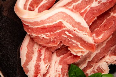 Domuz pastırması dilimlenmiş et dilimleri domuz filetosu domuz filetosu. Doğal ürün büyüklüğü. Lezzetli atıştırmalıklar.