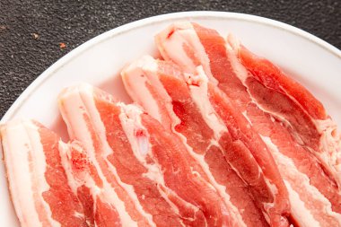 Domuz pastırması dilimlenmiş et dilimleri domuz filetosu domuz filetosu. Doğal ürün büyüklüğü. Lezzetli atıştırmalıklar.