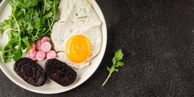 Yumurtalı puding, yumurta, sebze, roka porsiyon doğal ürün çerez lezzetli leziz gurme yemek arka planı masanın kırsal kesiminde fotokopi alanı