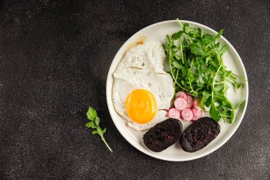 Yumurtalı puding, yumurta, sebze, roka porsiyon doğal ürün çerez lezzetli leziz gurme yemek arka planı masanın kırsal kesiminde fotokopi alanı