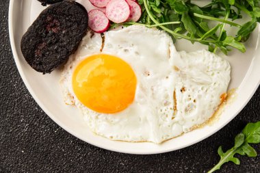 Yumurtalı puding, yumurta, sebze, roka porsiyon doğal ürün çerez lezzetli leziz gurme yemek arka planı masanın kırsal kesiminde fotokopi alanı