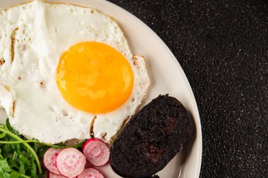 Yumurtalı puding, yumurta, sebze, roka porsiyon doğal ürün çerez lezzetli leziz gurme yemek arka planı masanın kırsal kesiminde fotokopi alanı